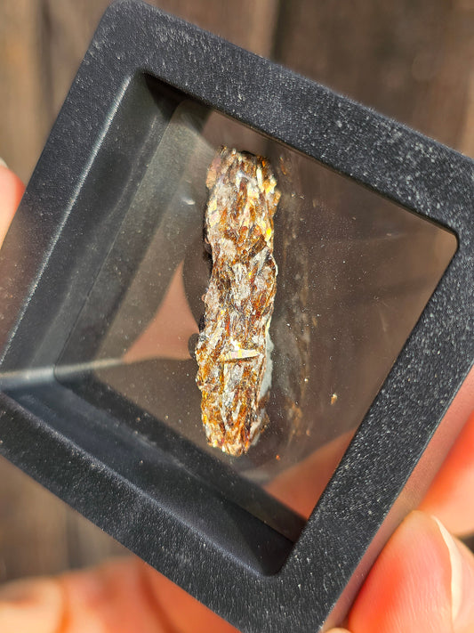 Boîte vitrine contenant de l'Astrophyllite de Russie (à choisir)