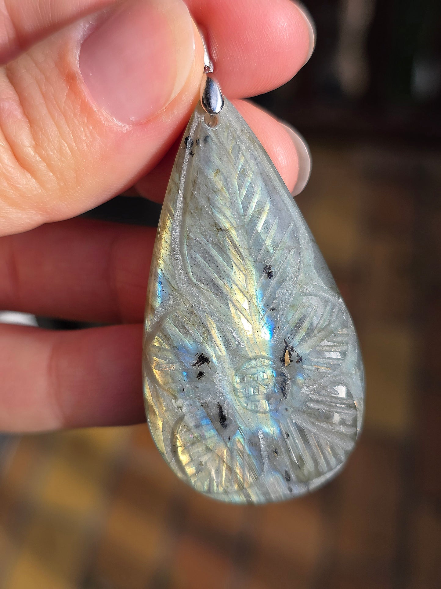 Grand pendentif en Labradorite sculptée