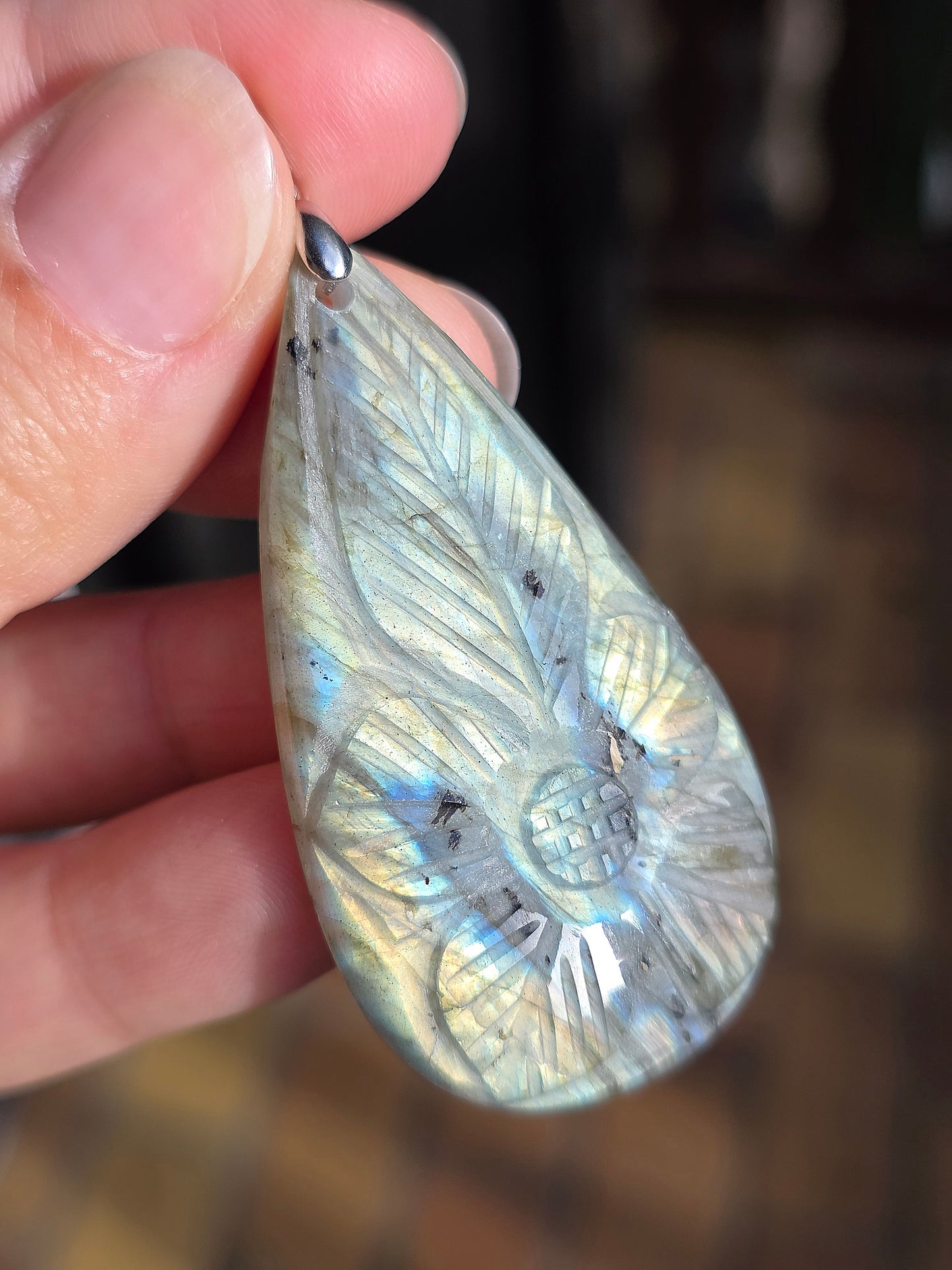 Grand pendentif en Labradorite sculptée