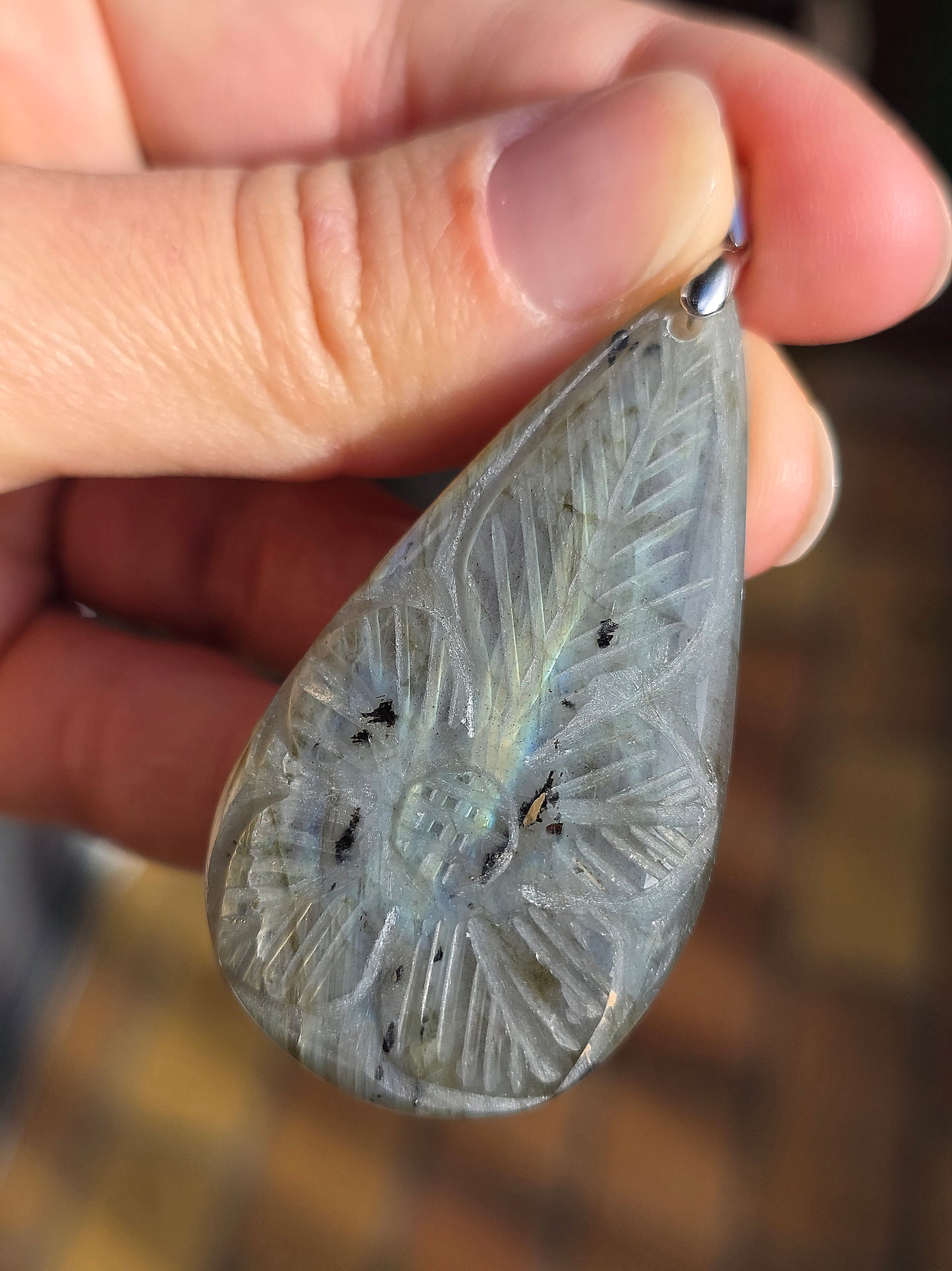 Grand pendentif en Labradorite sculptée