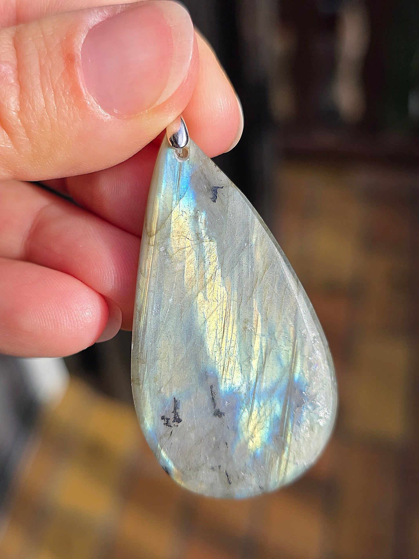 Grand pendentif en Labradorite sculptée