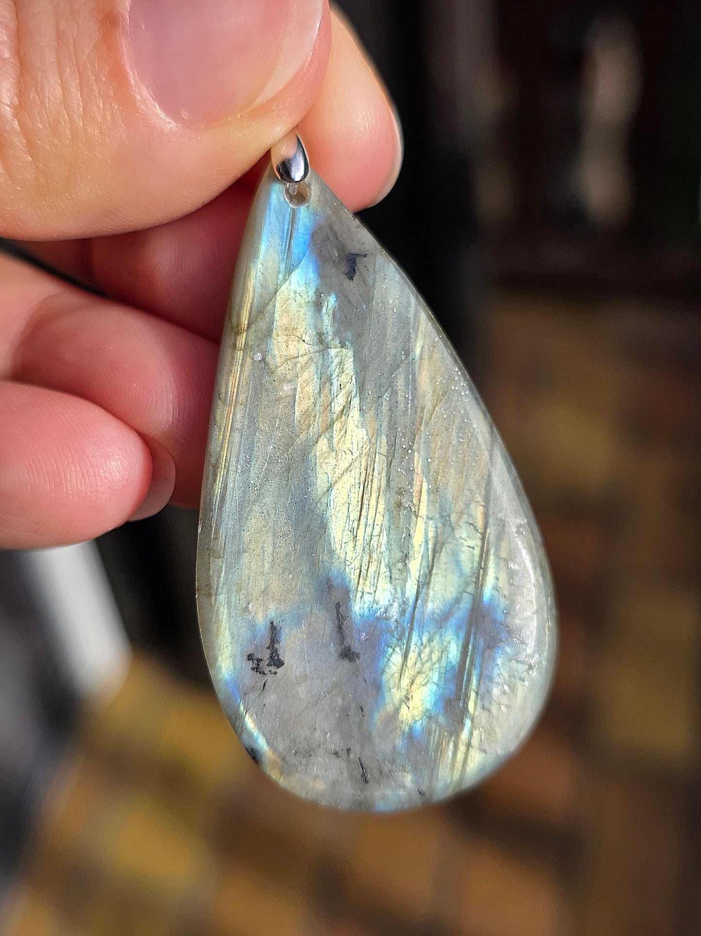 Grand pendentif en Labradorite sculptée