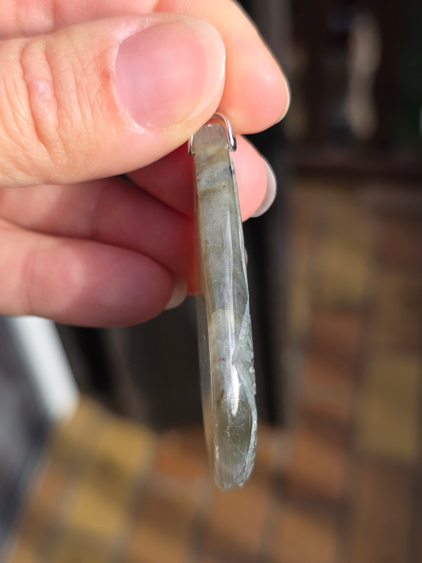 Grand pendentif en Labradorite sculptée
