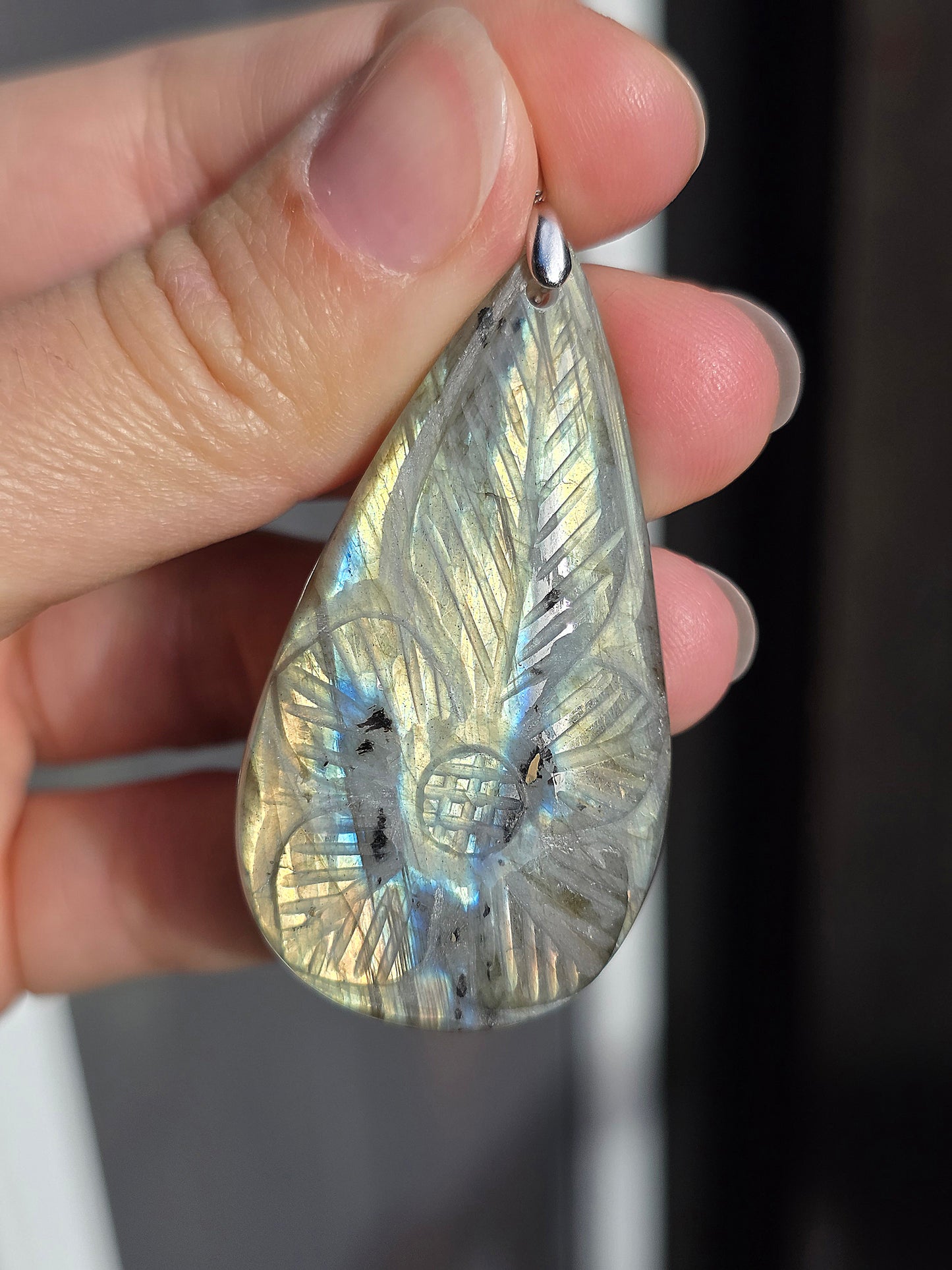 Grand pendentif en Labradorite sculptée