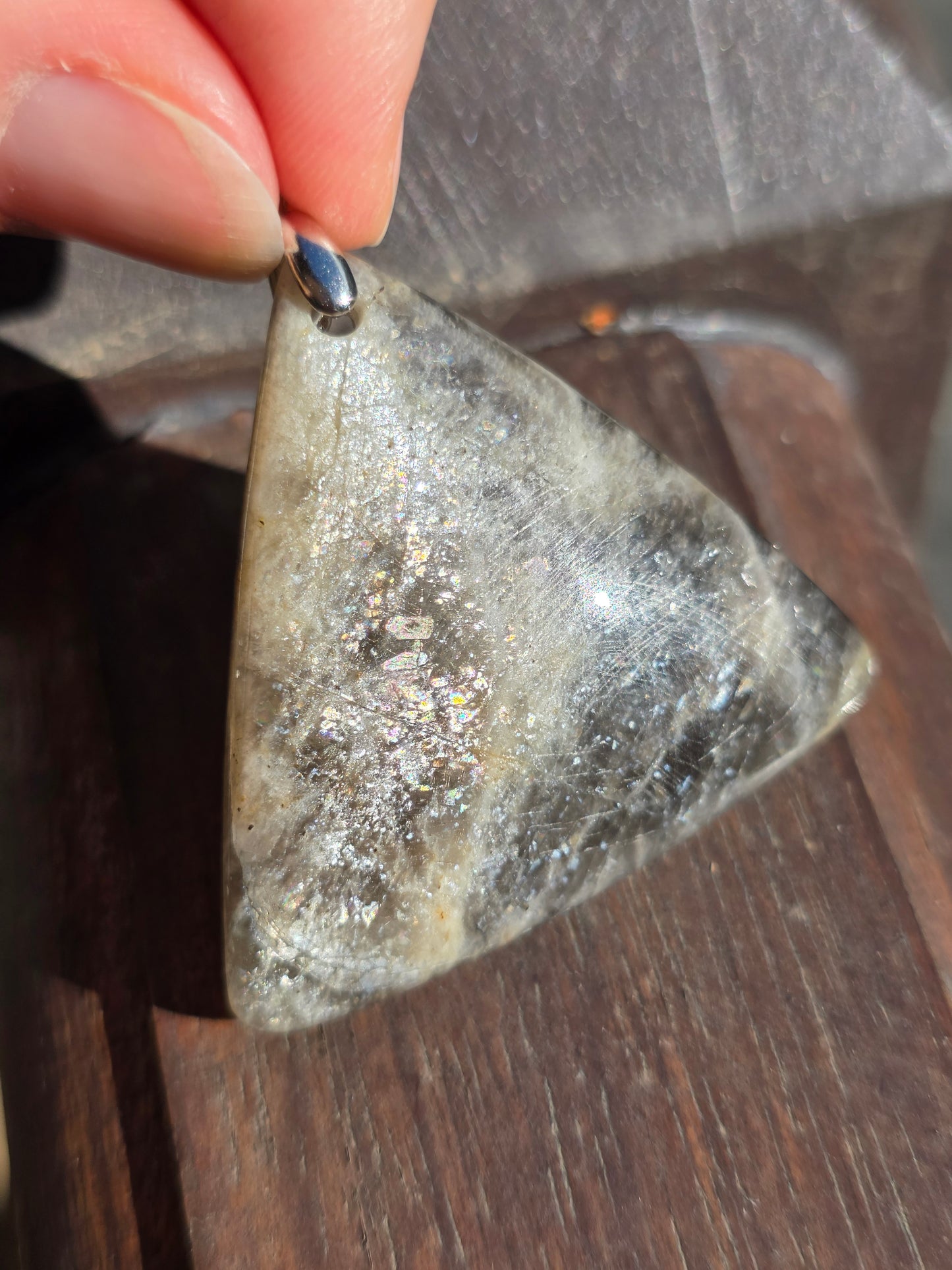Pendentif triangle en pierre de lune noire