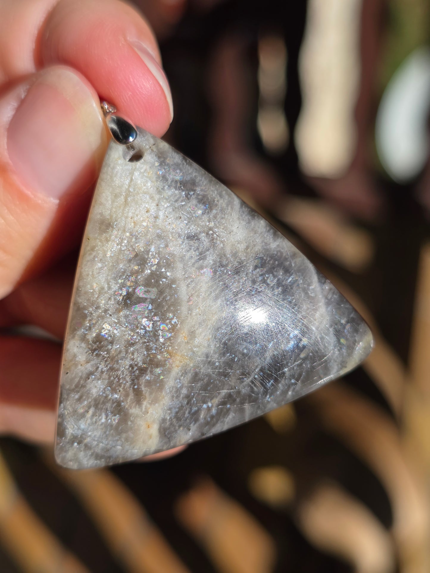 Pendentif triangle en pierre de lune noire