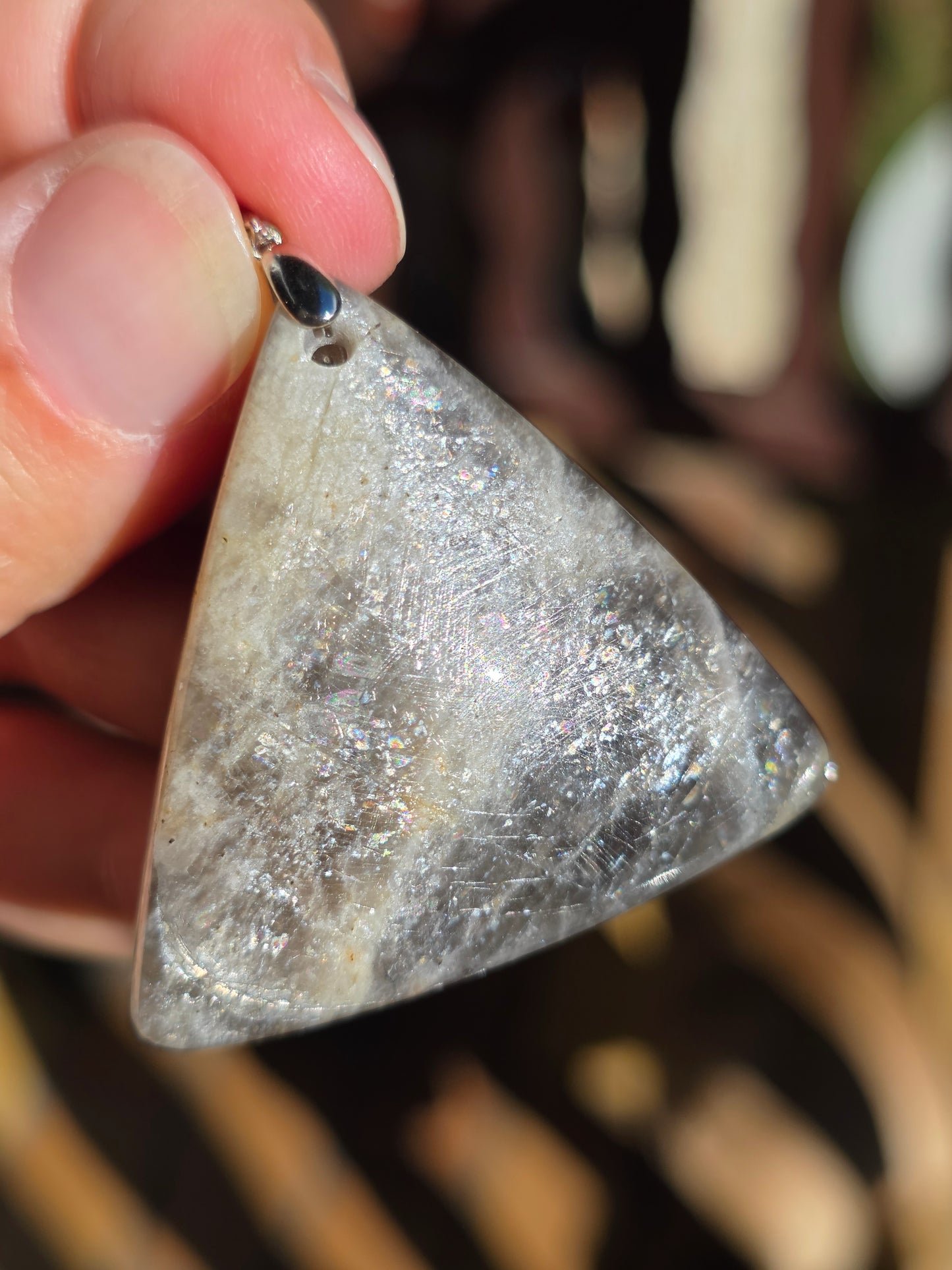 Pendentif triangle en pierre de lune noire