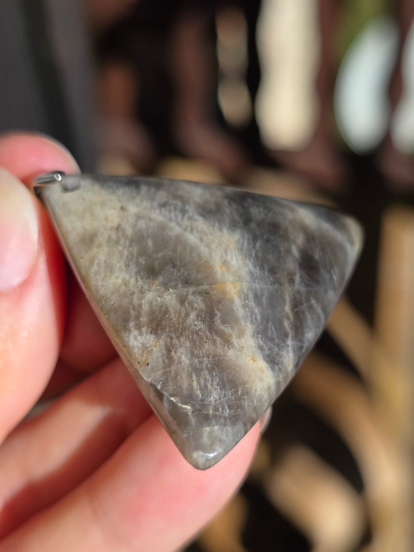 Pendentif triangle en pierre de lune noire
