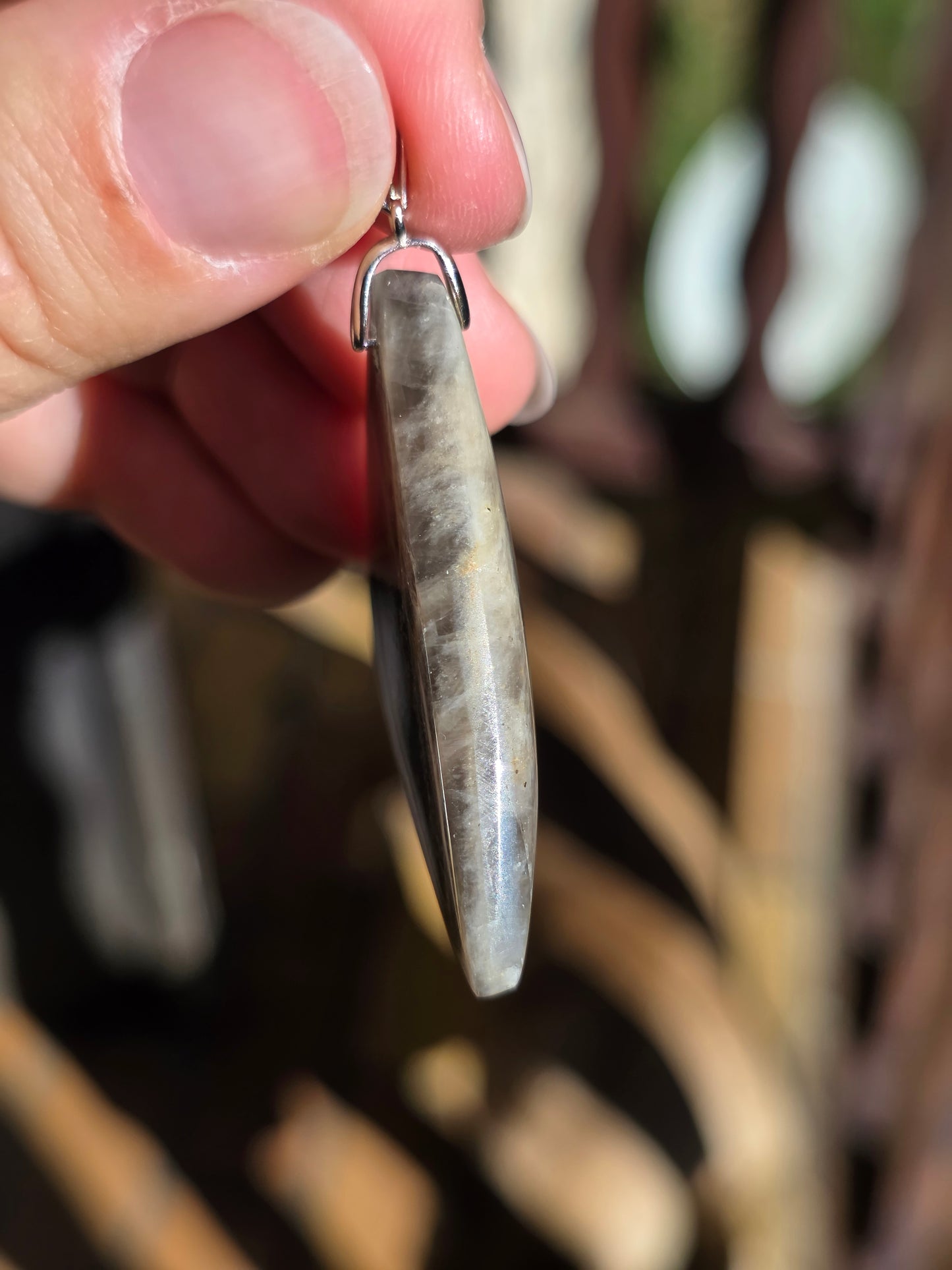 Pendentif triangle en pierre de lune noire