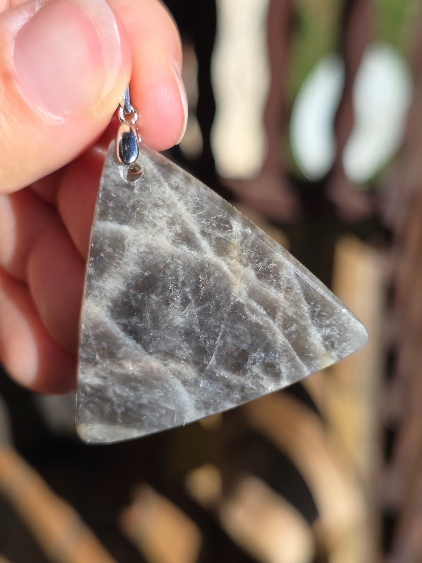 Pendentif triangle en pierre de lune noire