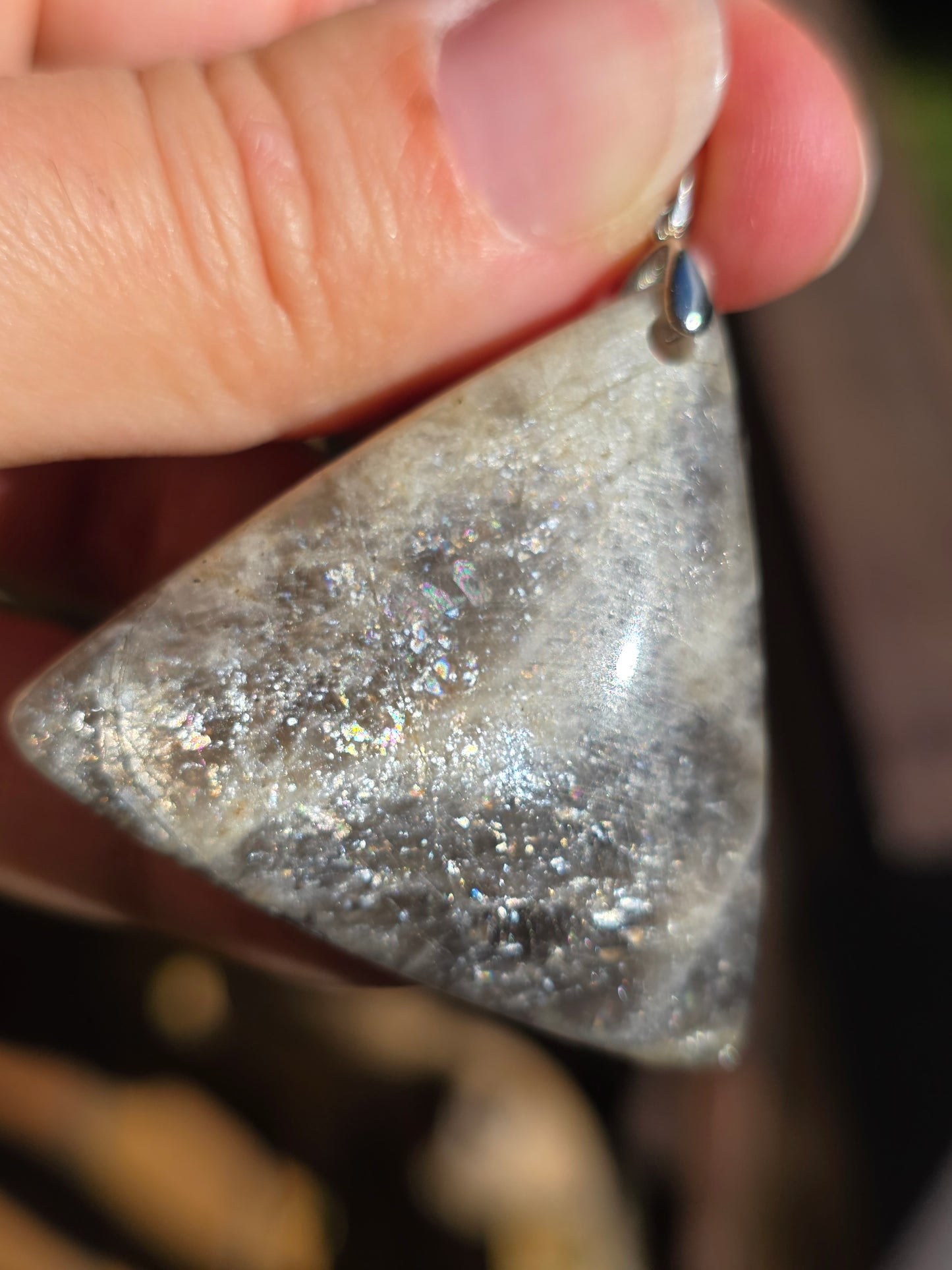 Pendentif triangle en pierre de lune noire