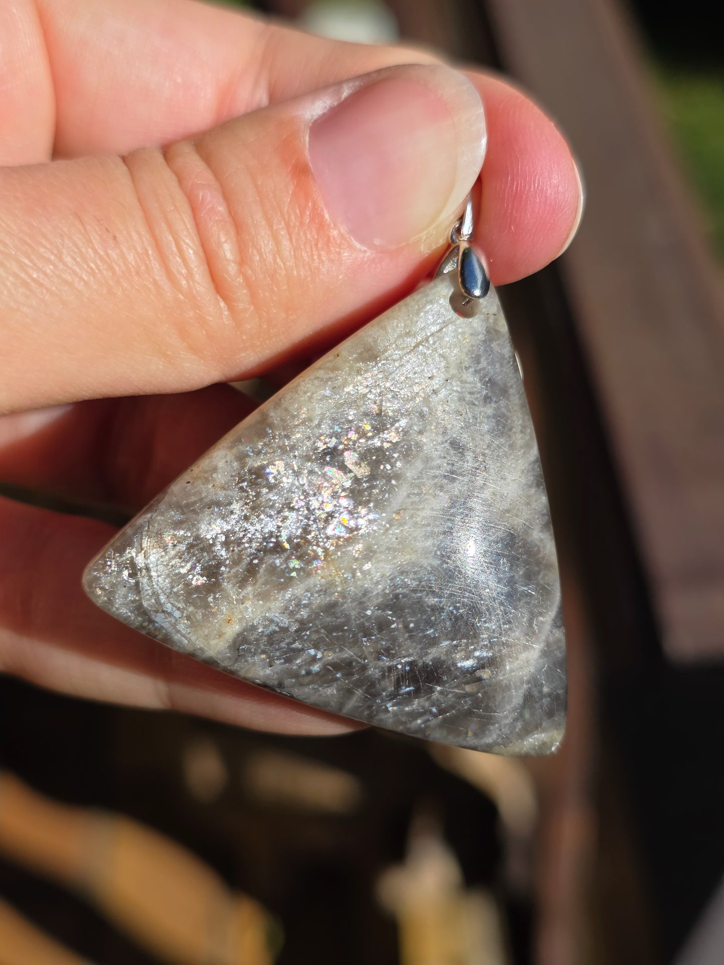 Pendentif triangle en pierre de lune noire