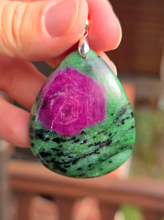 Pendentif exceptionnel en Zoïsite à Rubis Tanzanie