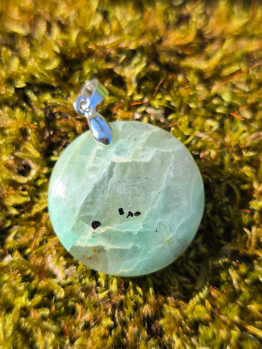 pendentif en Garniérite pierre de lune verte