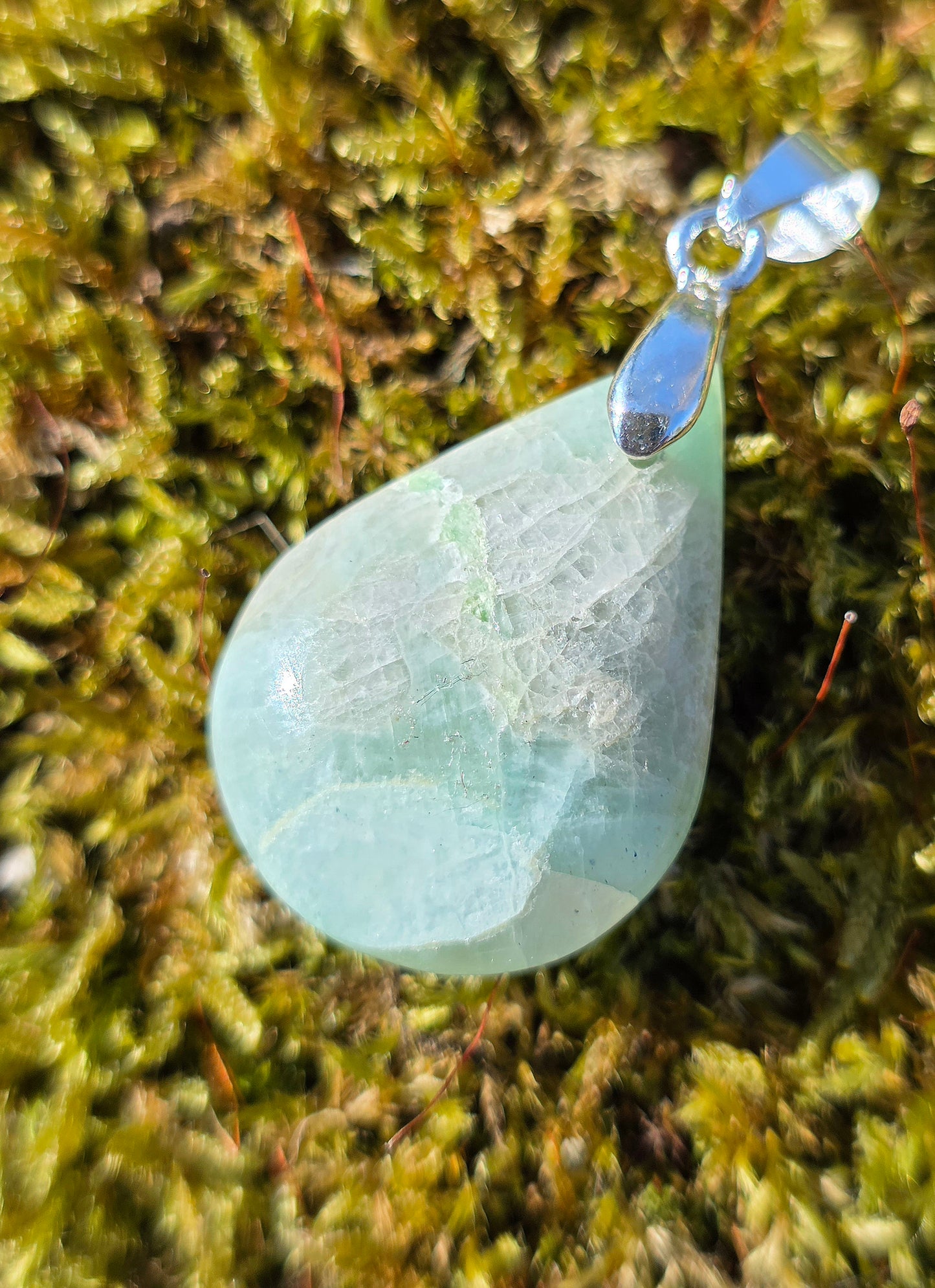 pendentif en Garniérite pierre de lune verte