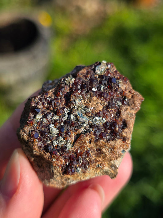 Grenat Hessonite en provenance d'Italie inclusions Pyrite et Clinochlore.
