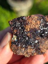 Grenat Hessonite en provenance d'Italie avec inclusions de Pyrite et de Clinochlore.