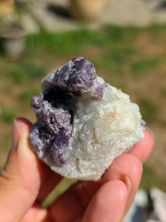 Spinelle violet brut sur Calcite blanche