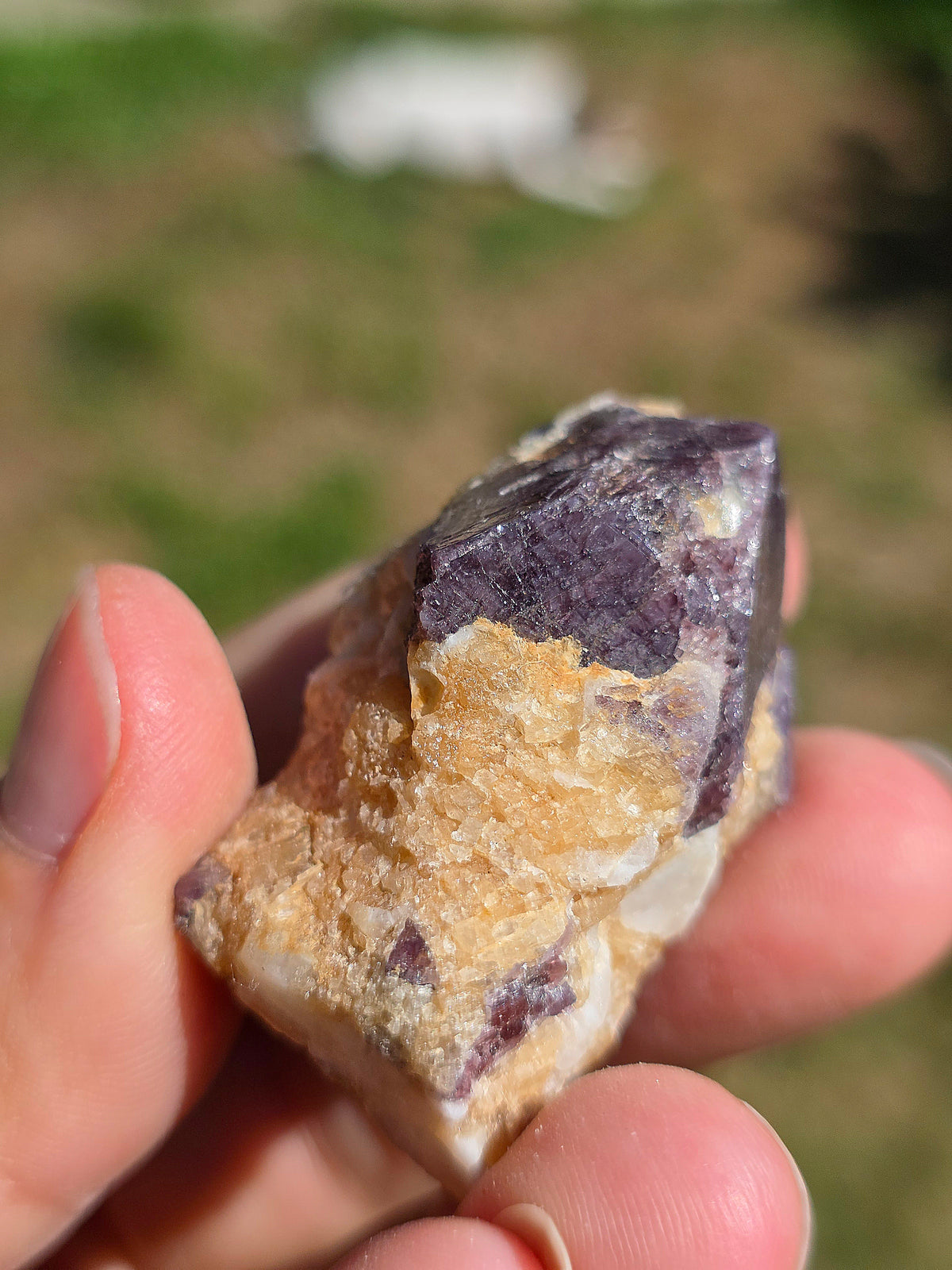 Spinelle violet brute sur Calcite blanche