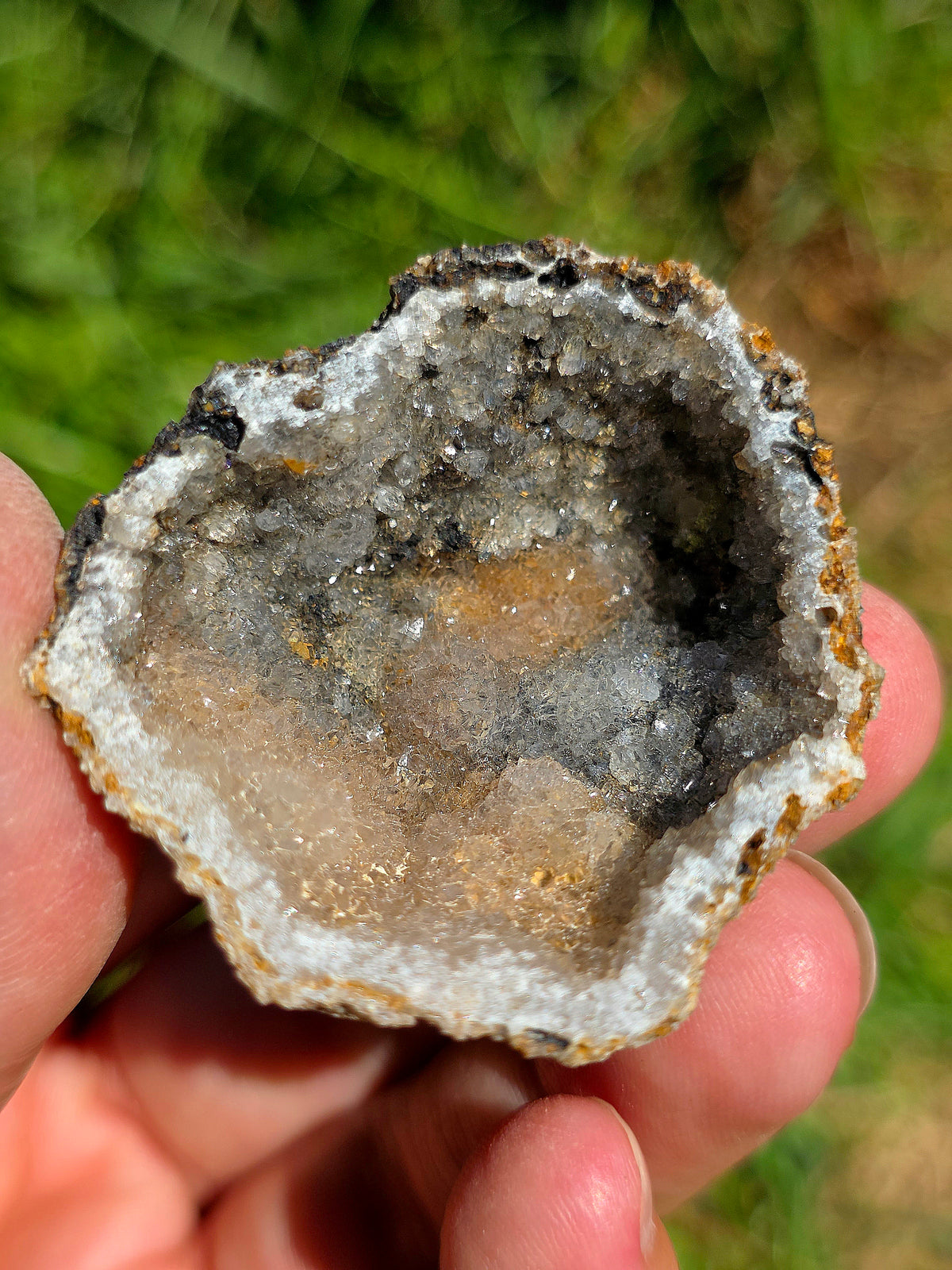 Calcédoine cristallisée et entière du Poitou