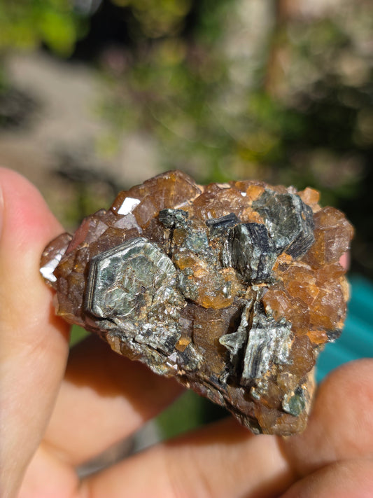 Clinochlore (Séraphinite) et Grenat bruts du Mali