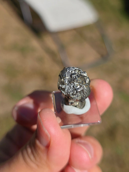 Pyrite de Serre-Ponçon sur son socle en verre