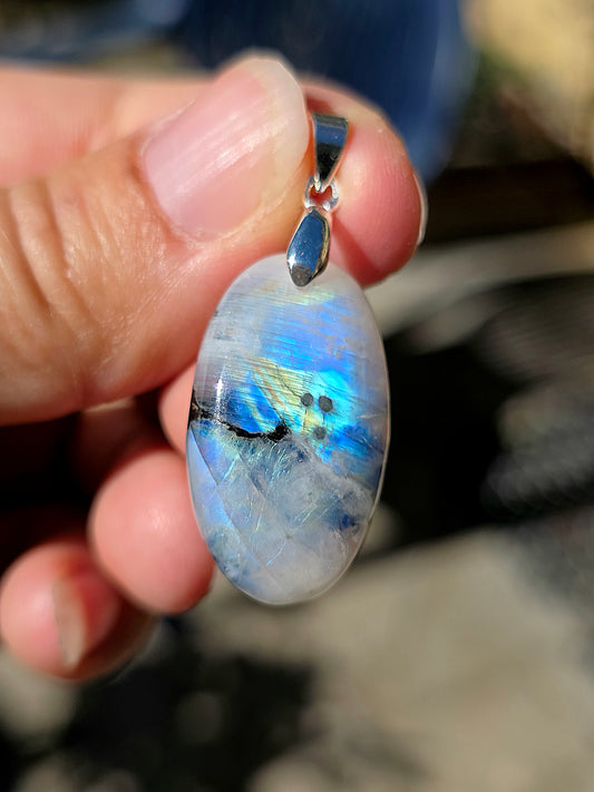 Superbe pendentif en Labradorite blanche