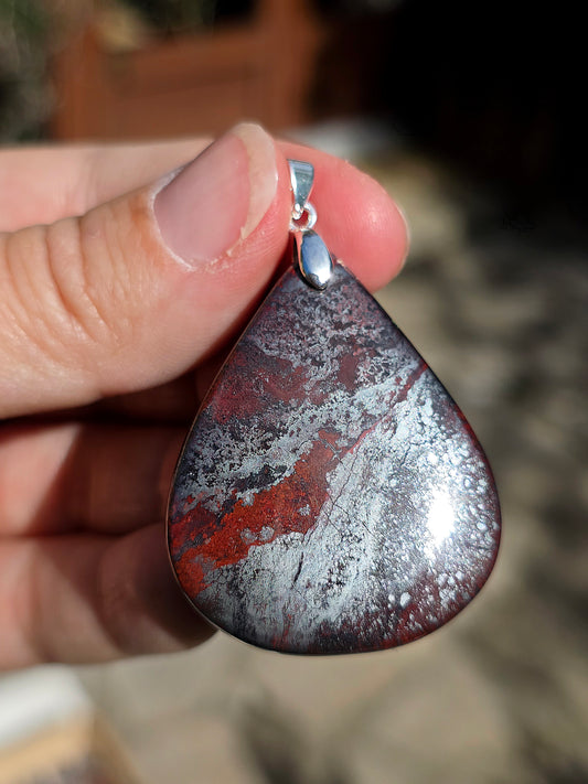 Pendentif en Jaspilite, jaspe hématisé