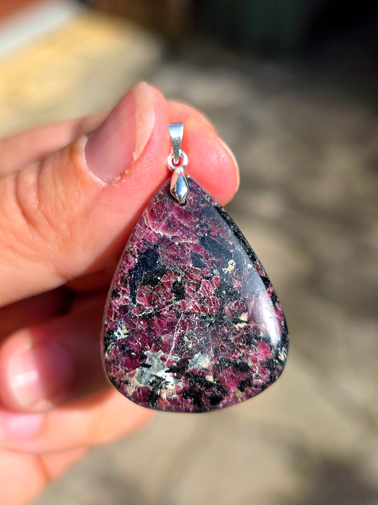 Pendentif en Eudialyte de Russie réactive UV