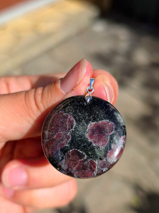 Pendentif en Grenat almandin et Arfvedsonite