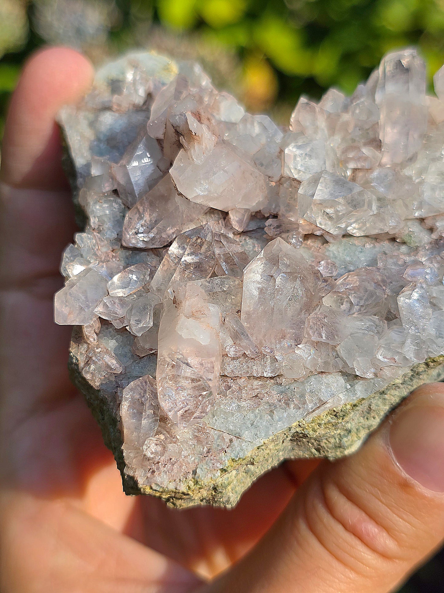 Quartz des Pyrénées avec Argile rose