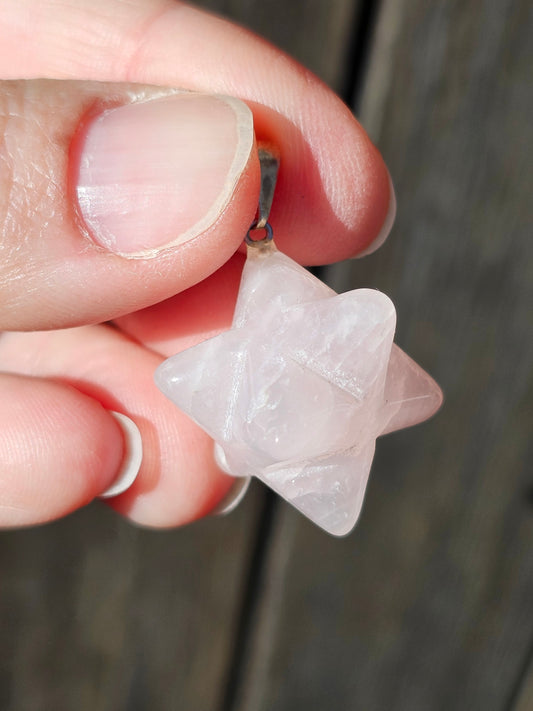 Pendentif merkaba en quartz rose