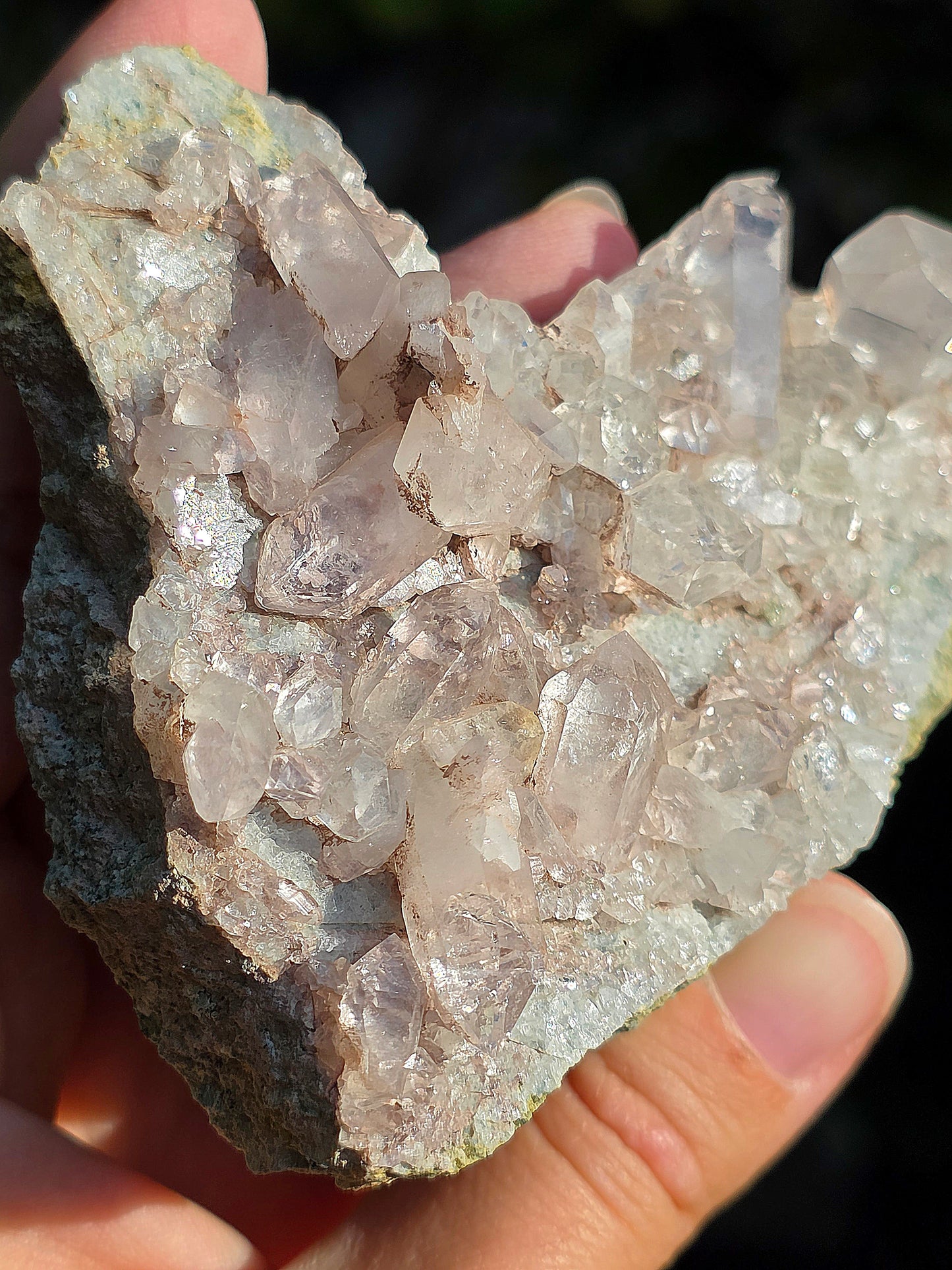Quartz des Pyrénées avec Argile rose