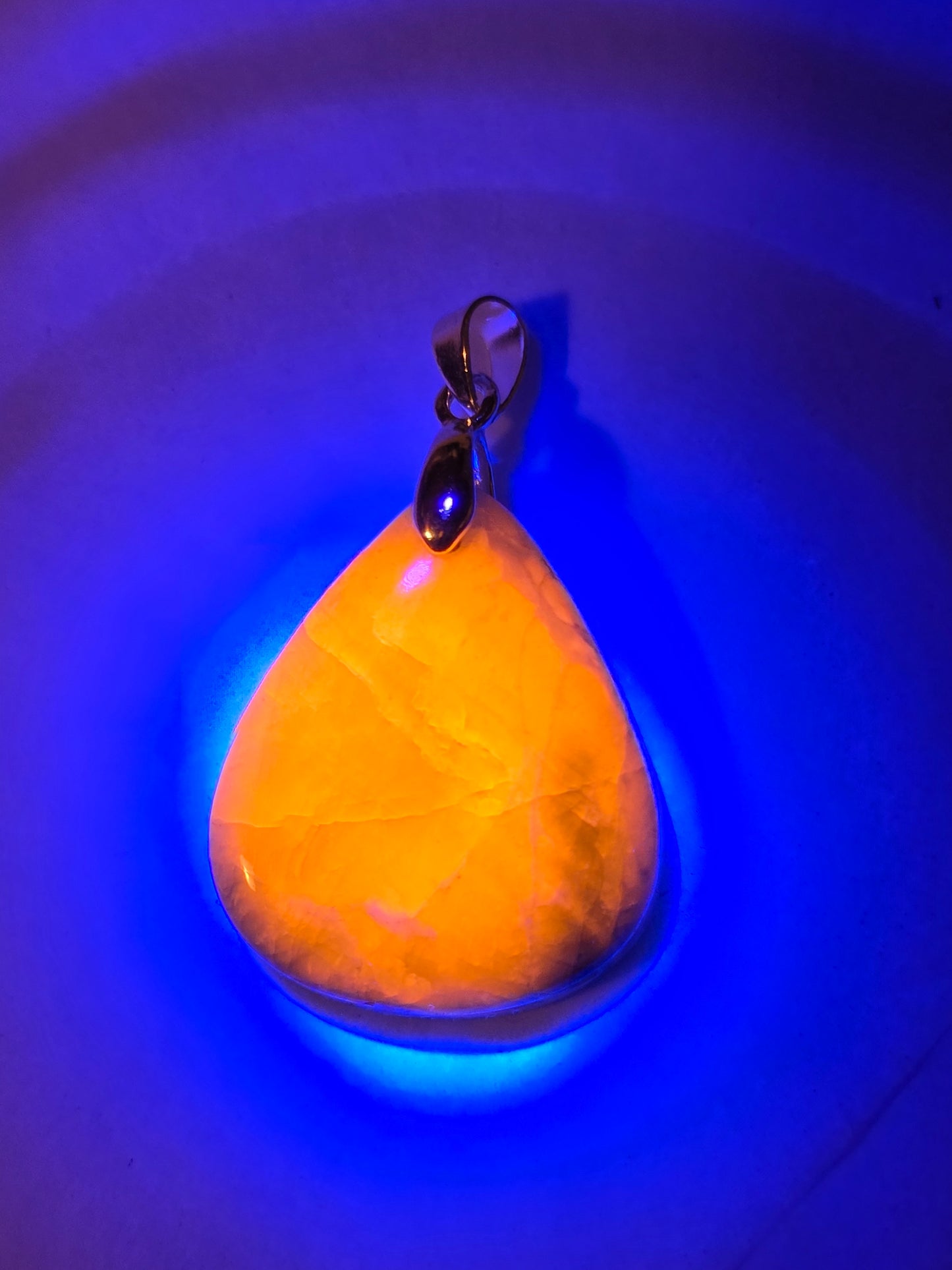 Superbe pendentif en Afghanite réactive aux UV (à choisir)