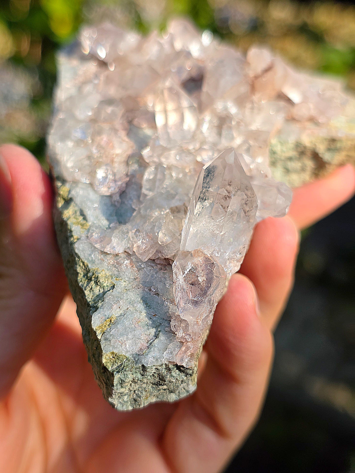 Quartz des Pyrénées avec Argile rose