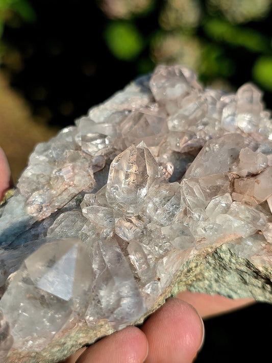 Quartz des Pyrénées avec Argile rose