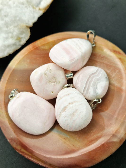 Pendentif pierre roulée Manganocalcite réactif aux UV (à choisir)