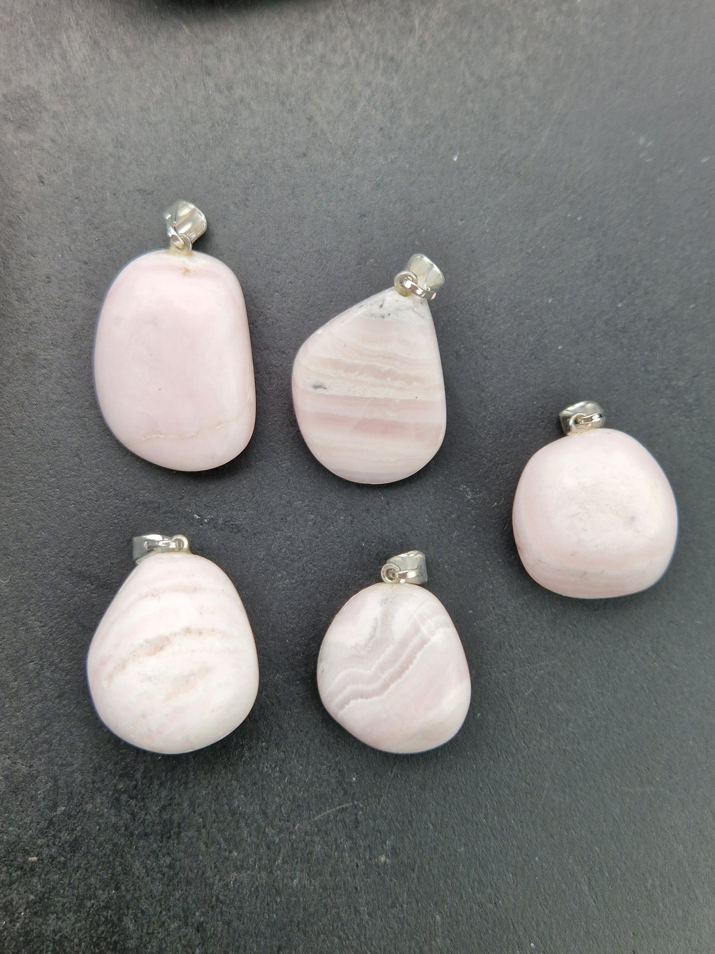 Pendentif pierre roulée Manganocalcite réactif aux UV (à choisir)