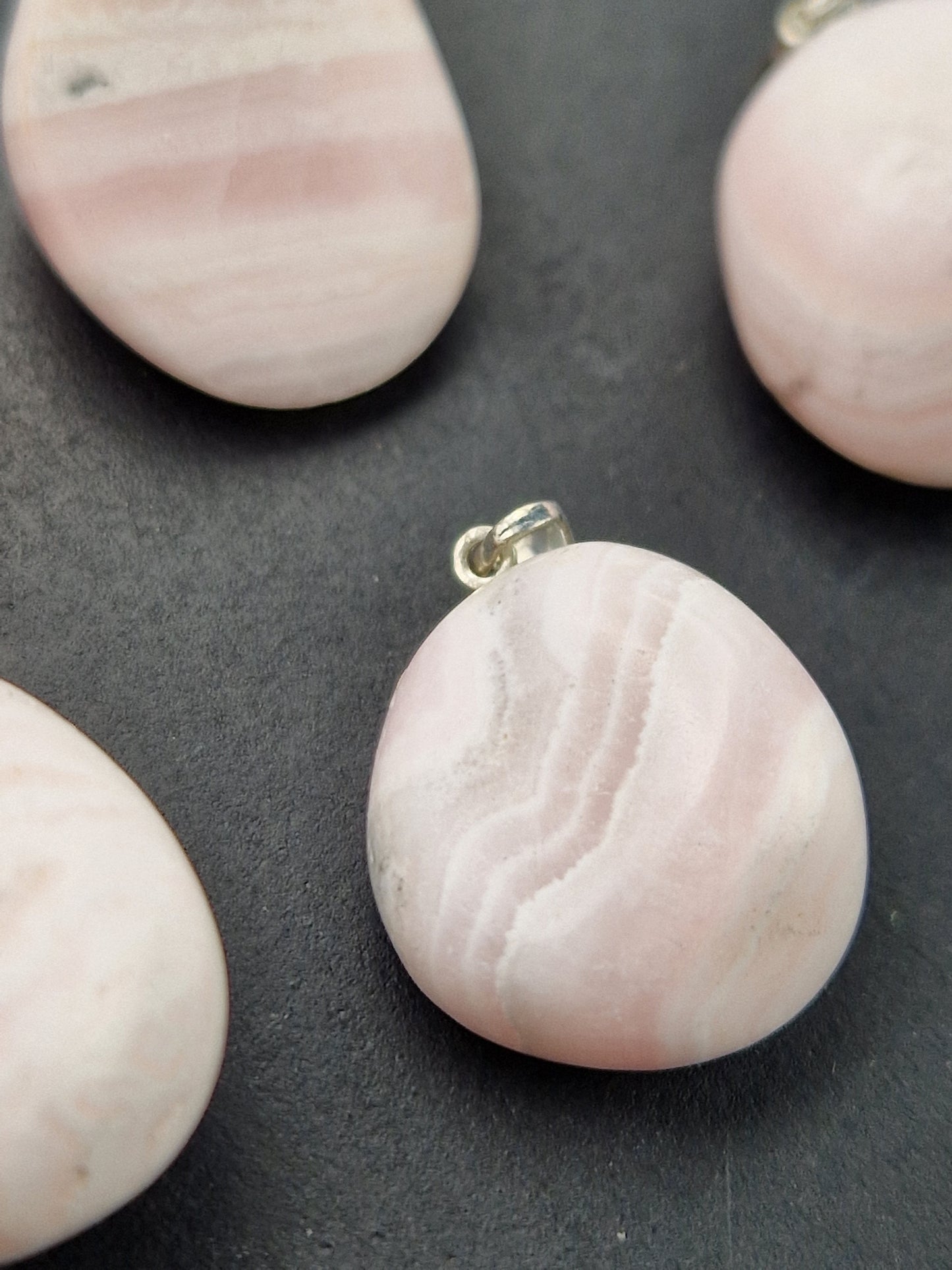 Pendentif pierre roulée Manganocalcite réactif aux UV (à choisir)
