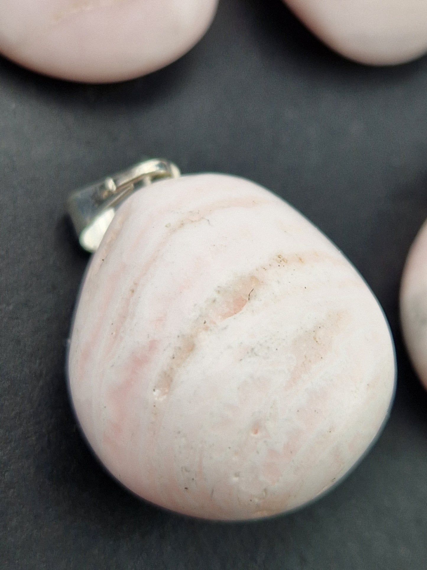 Pendentif pierre roulée Manganocalcite réactif aux UV (à choisir)