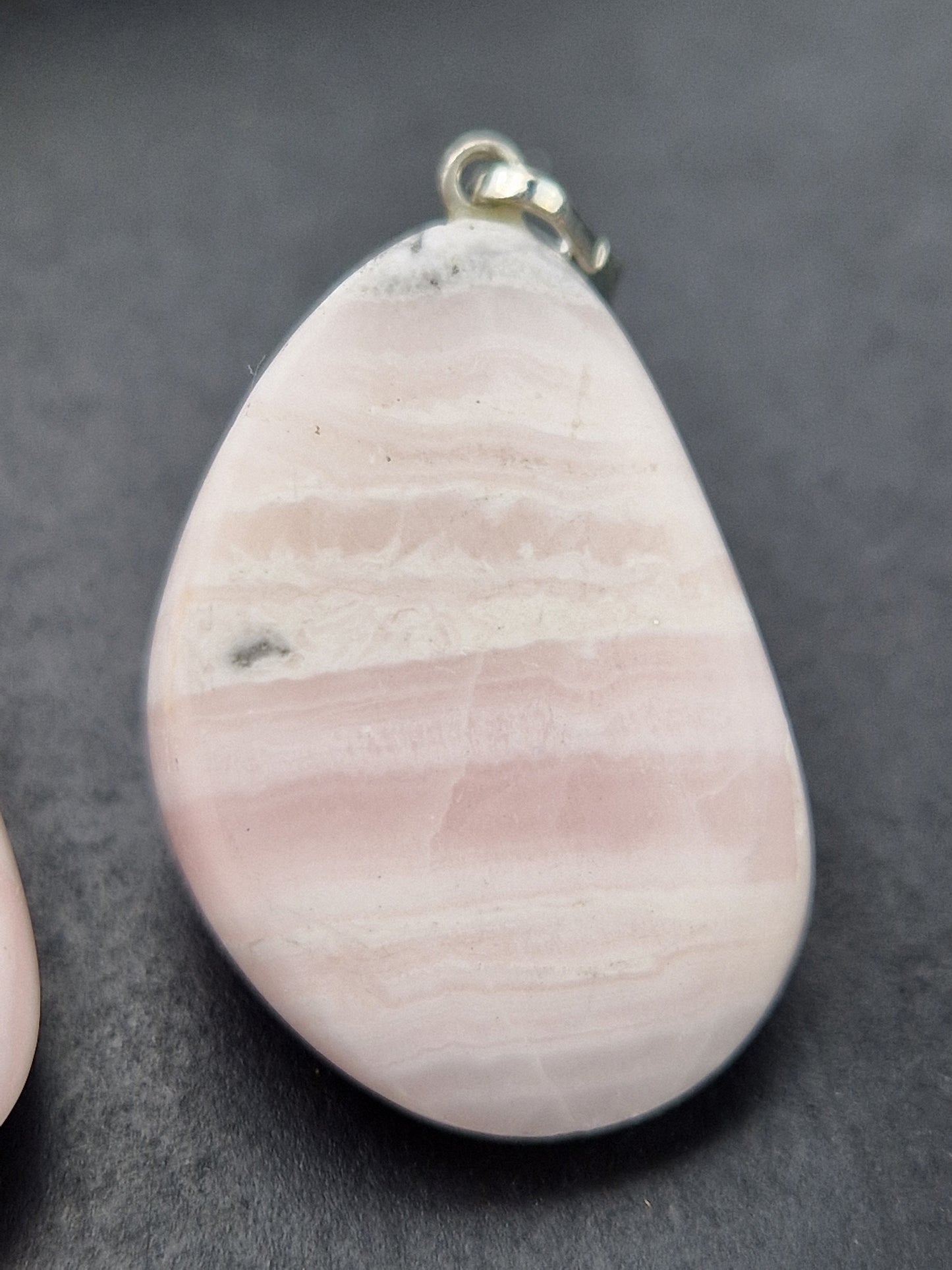 Pendentif pierre roulée Manganocalcite réactif aux UV (à choisir)