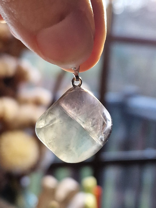 Pendentif pierre roulée Fluorite arc-en-ciel