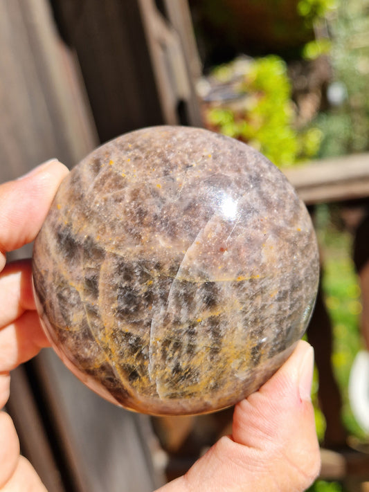 Gros galet rond en pierre de lune noire