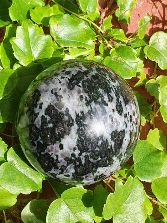 Grosse sphère de Gabbro 1329g Madagascar