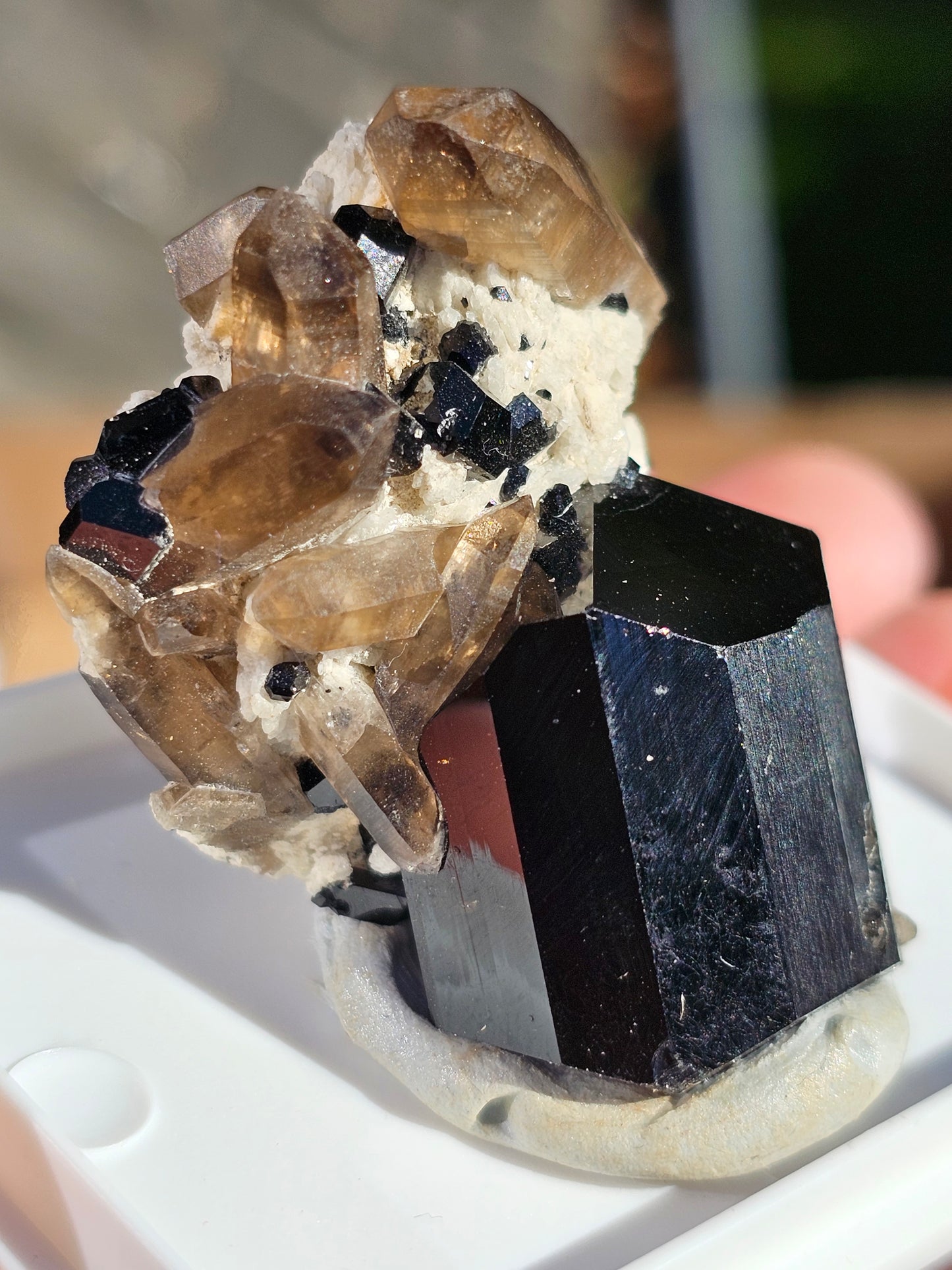 Tourmaline noire sur quartz fumé