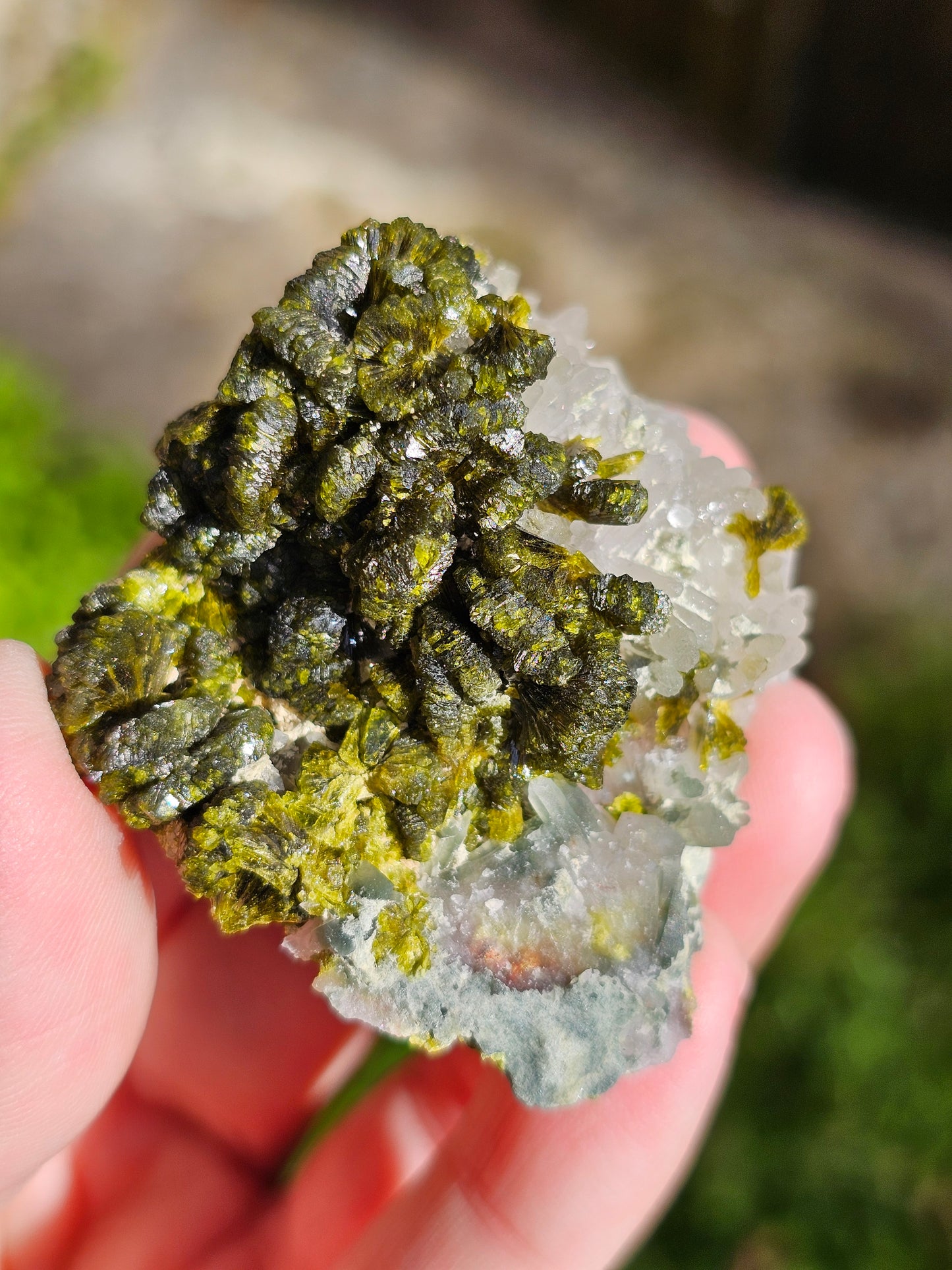 Epidote sur Quartz avec Prehnite E4