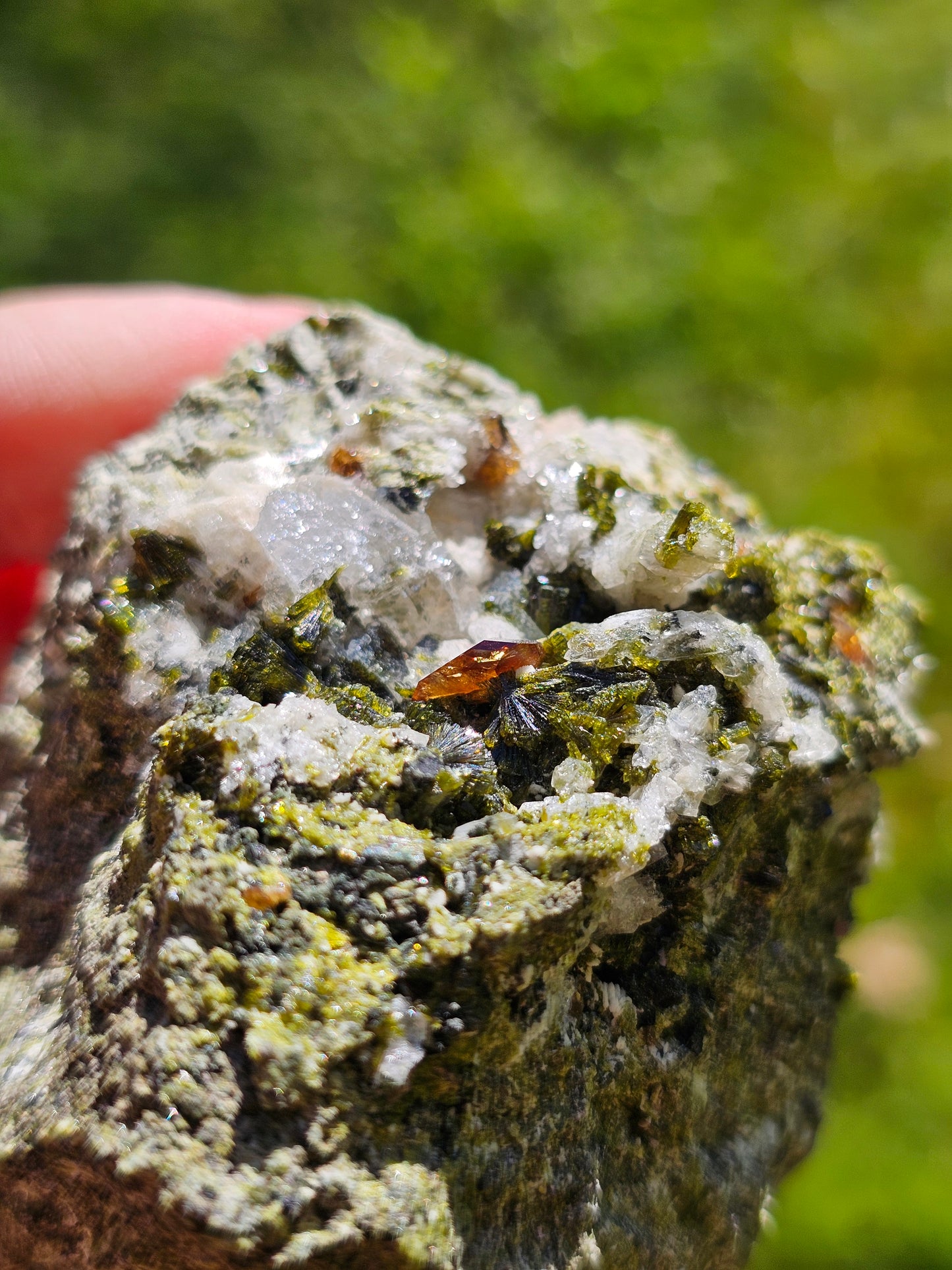 Titanite sur orthose avec Epidote et Quartz E9