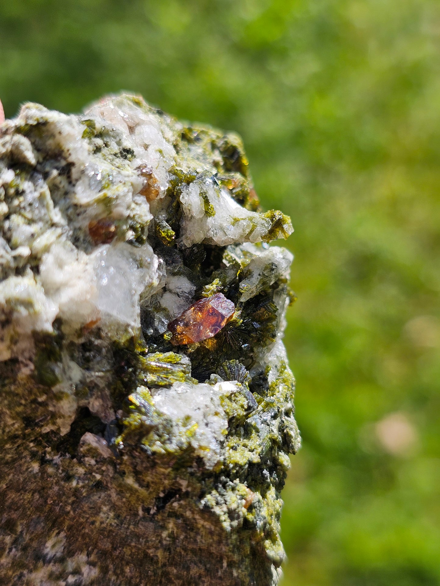 Titanite sur orthose avec Epidote et Quartz E9