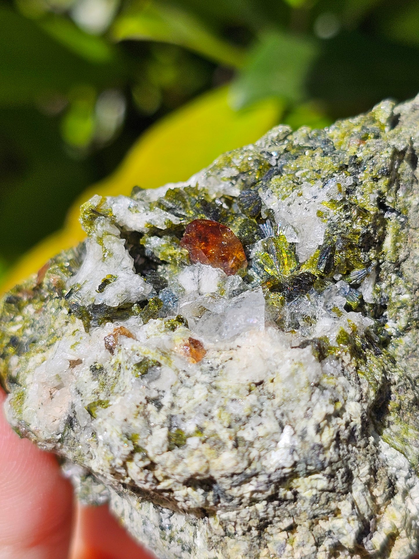 Titanite sur orthose avec Epidote et Quartz E9