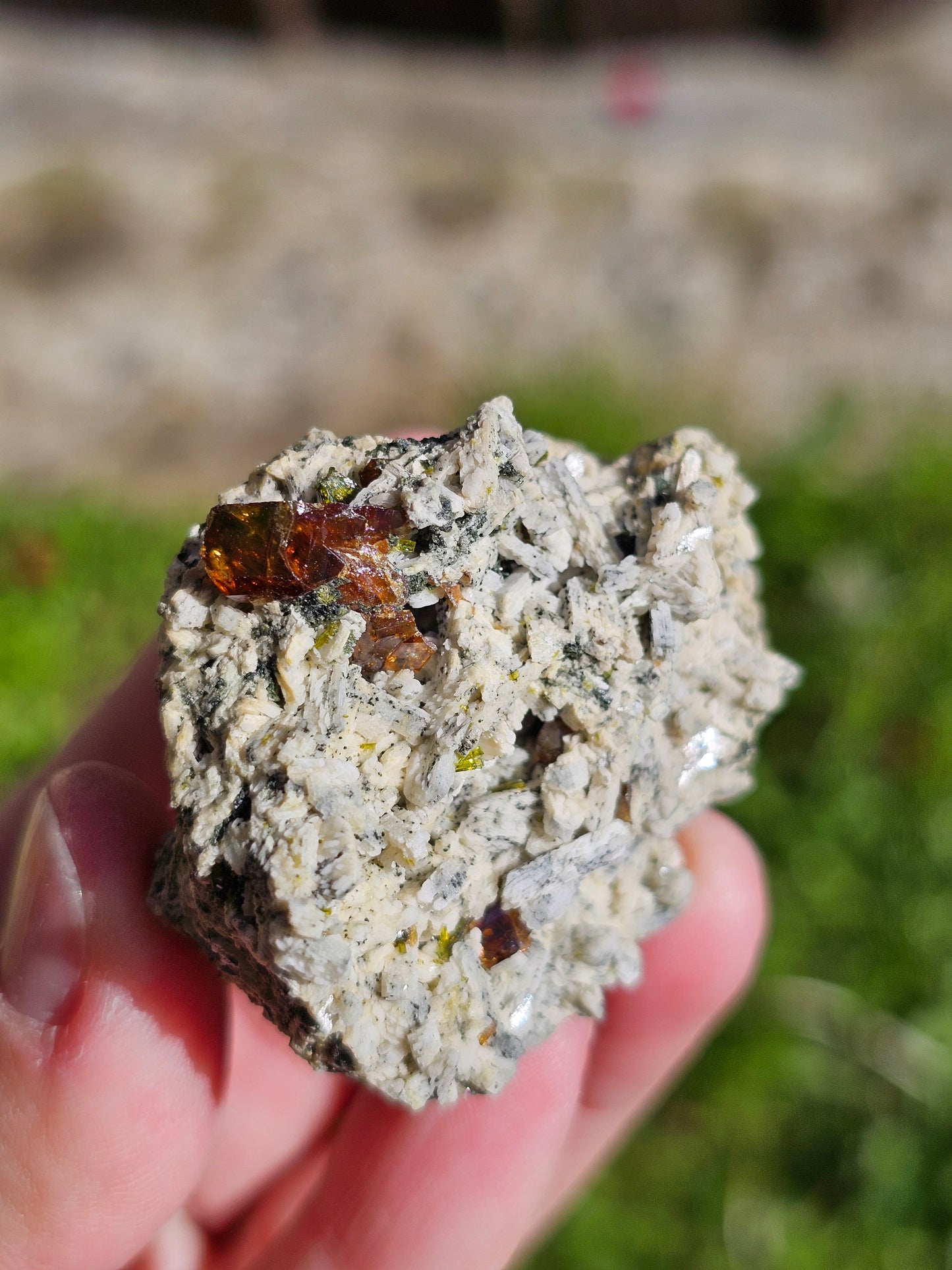 Titanite sur orthose avec Epidote E12